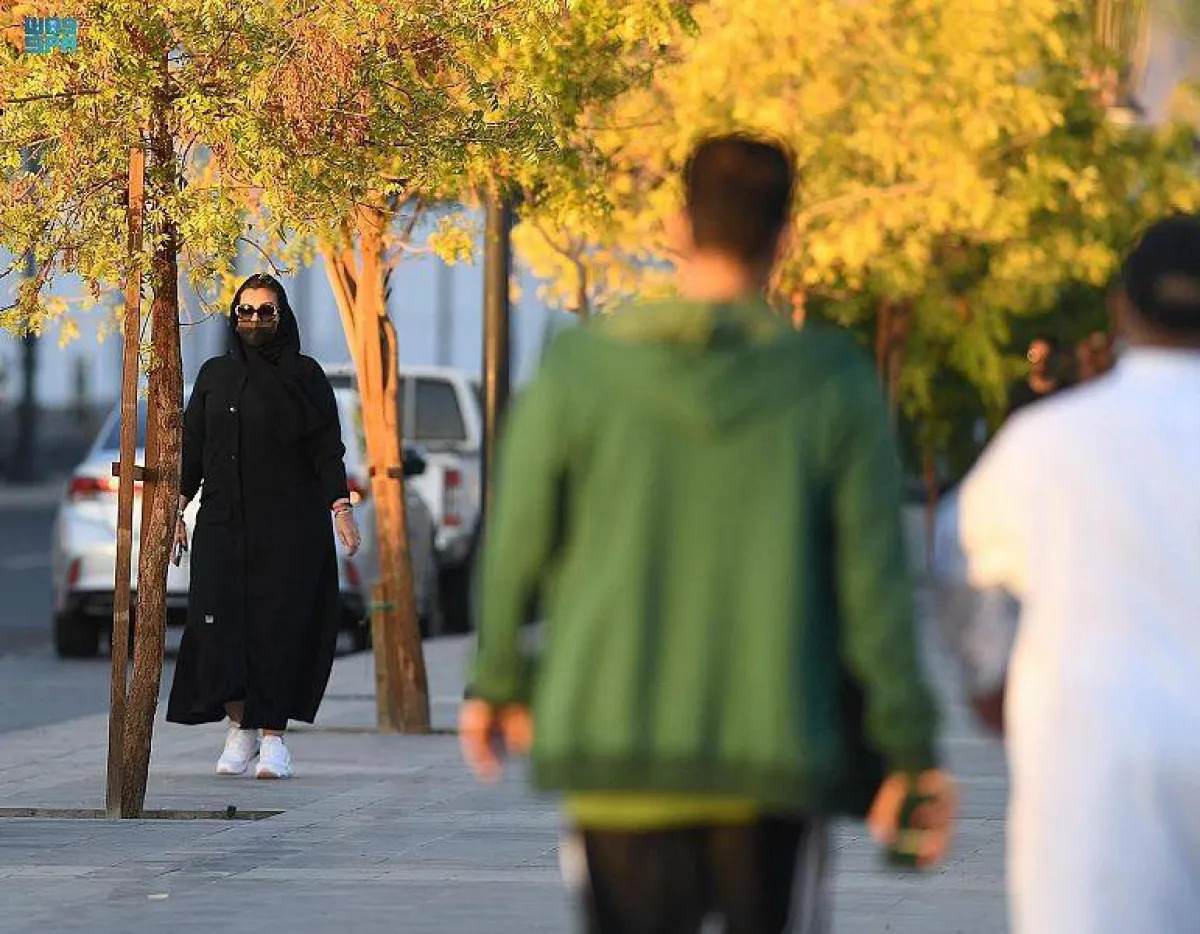 ممارسة رياضة المشي في مضامير المدينة المنورة - الصورة من واس