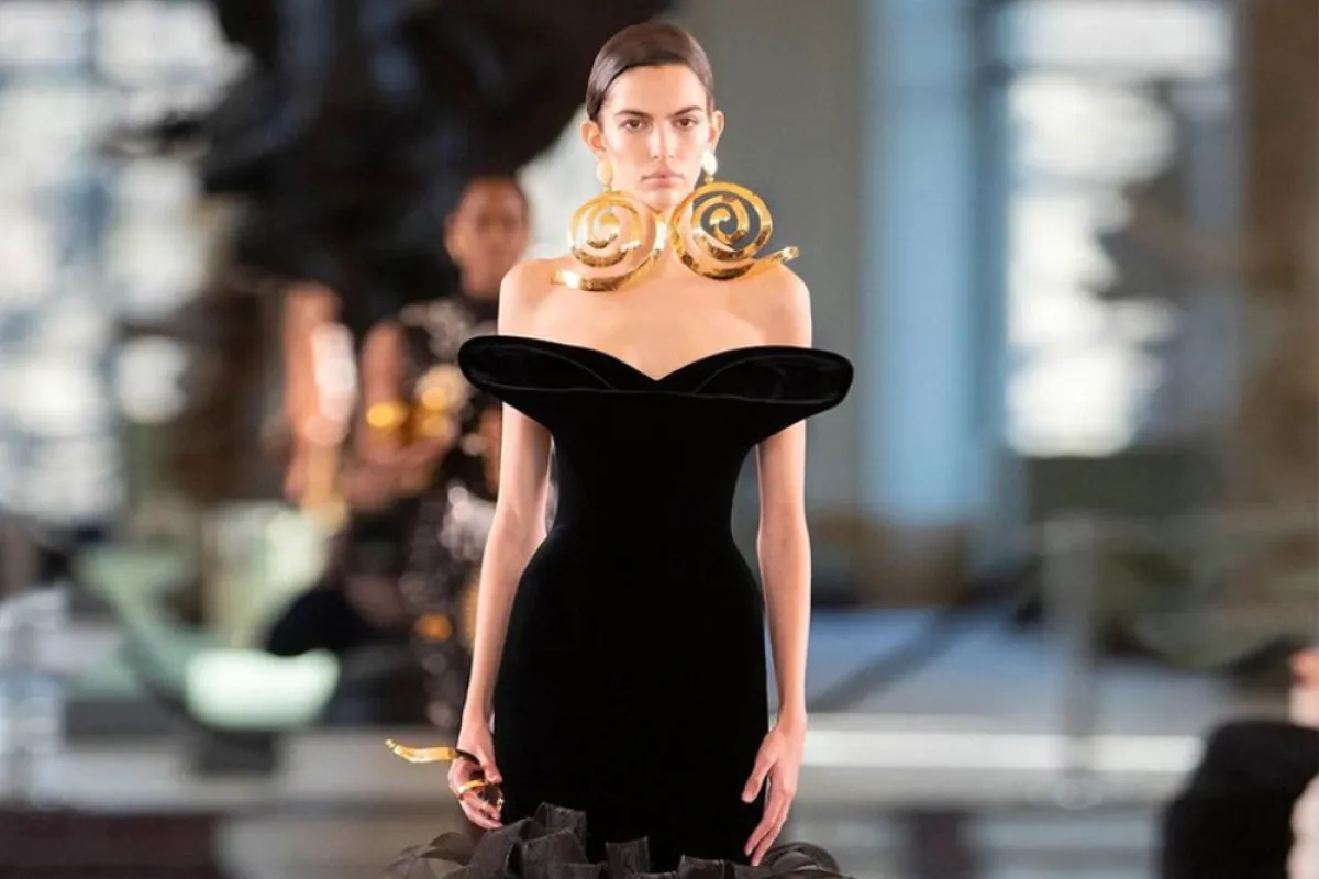 فستان أسود منسدل الأكتاف من  سكياباريللي