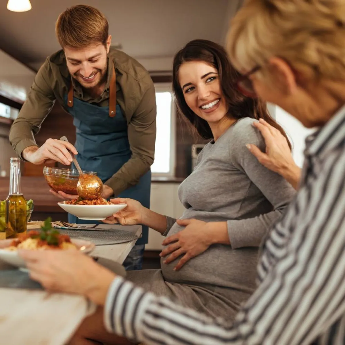 صورة لحامل تتناول البقوليات مطهية