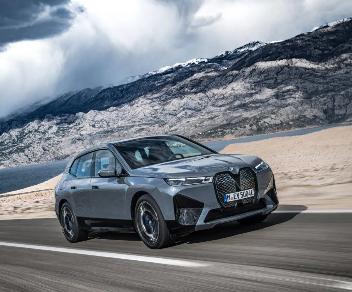 الكشف عن سيارة BMW التي يتغير لونها بكبسة زر