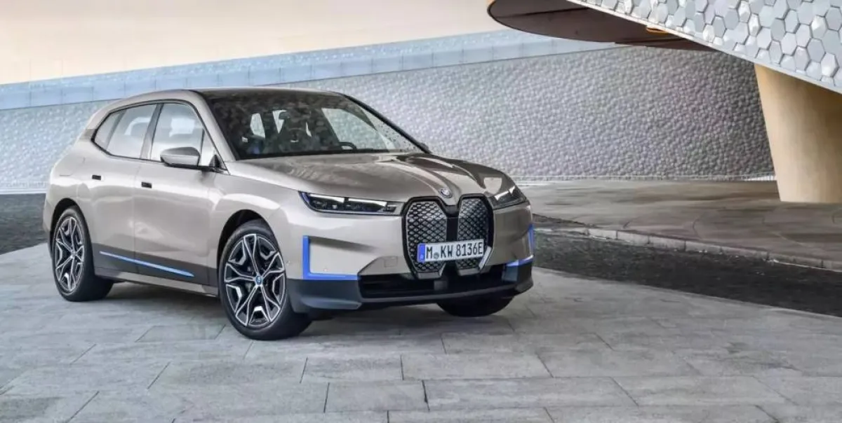 الكشف عن سيارة BMW التي يتغير لونها بكبسة زر