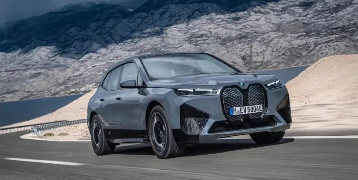 الكشف عن سيارة BMW التي يتغير لونها بكبسة زر