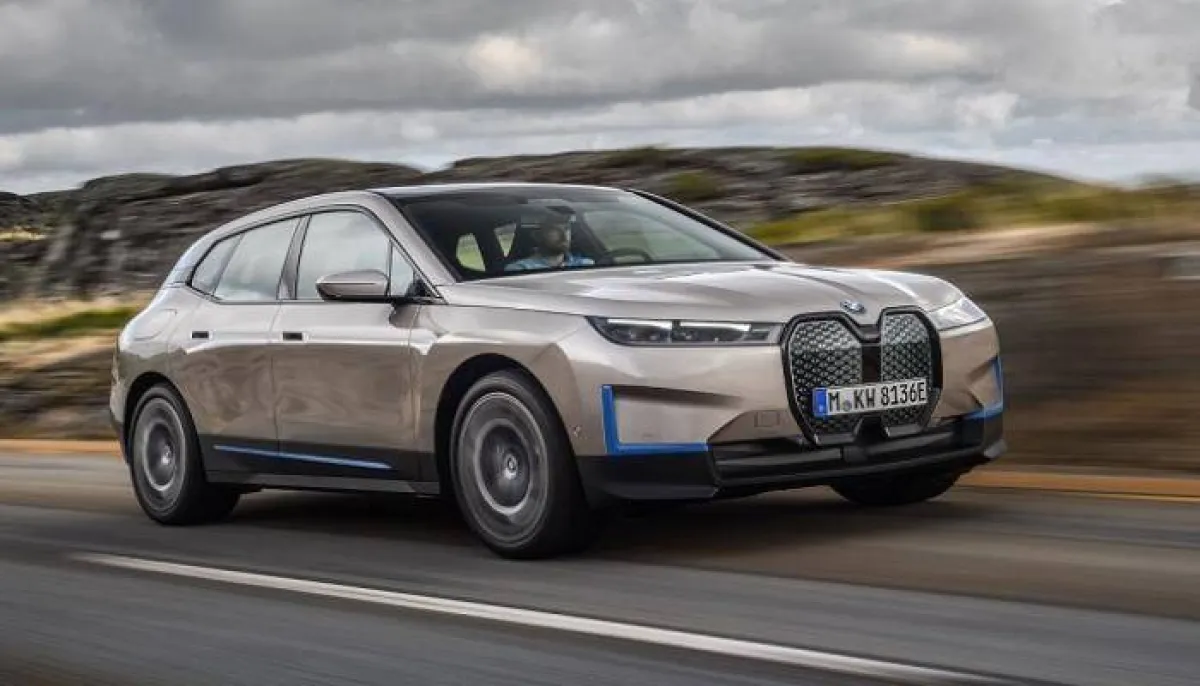 الكشف عن سيارة BMW التي يتغير لونها بكبسة زر