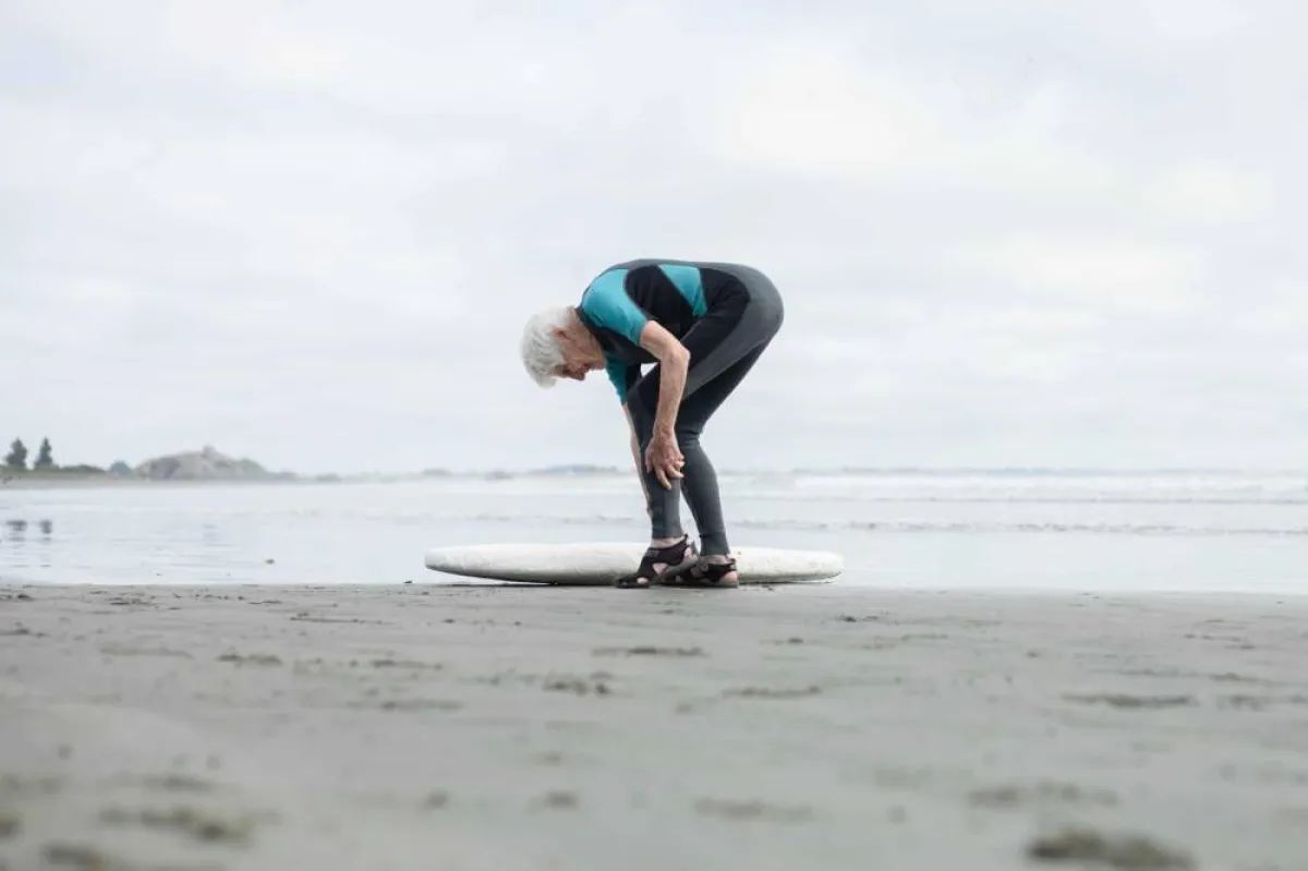 عجوز تمارس رياضة ركوب الأمواج بعمر ال 92