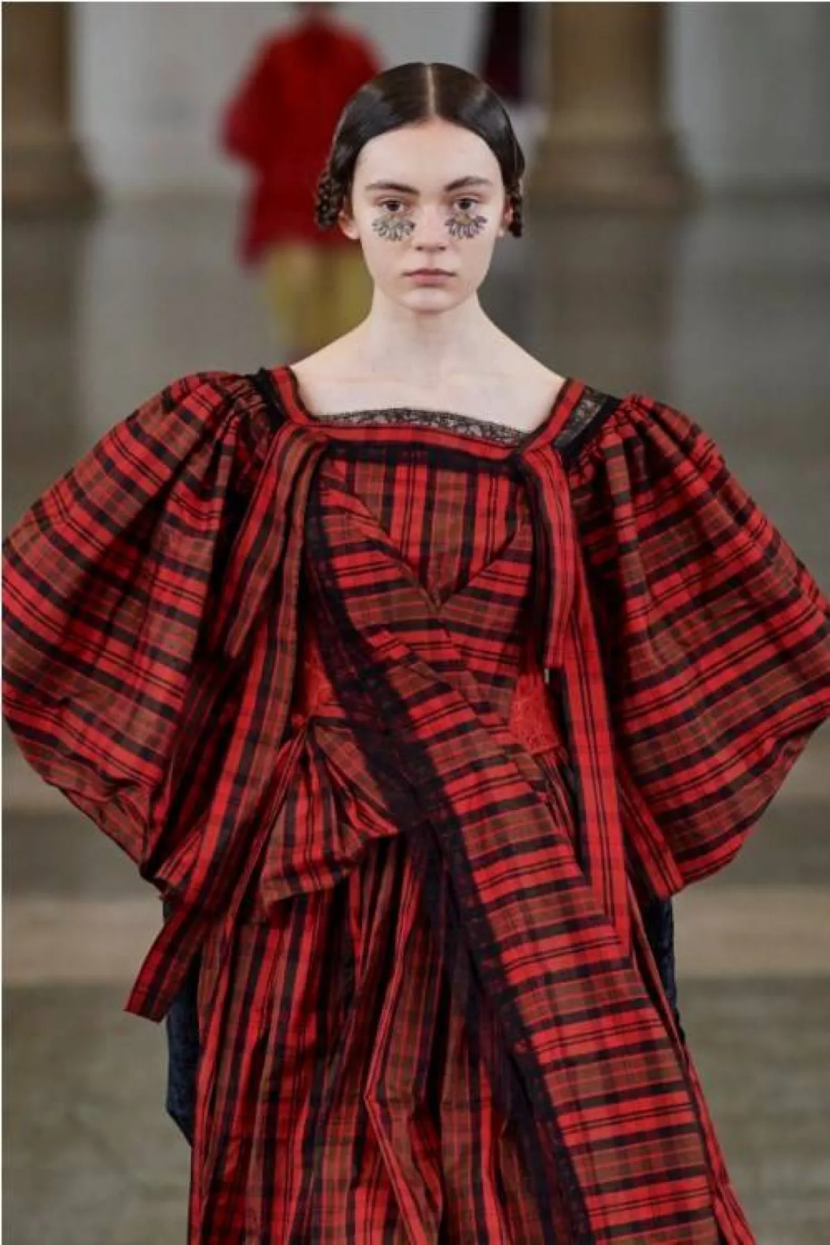 فستان بأكمام منتفخة من بورا اكسو  Bora Aksu