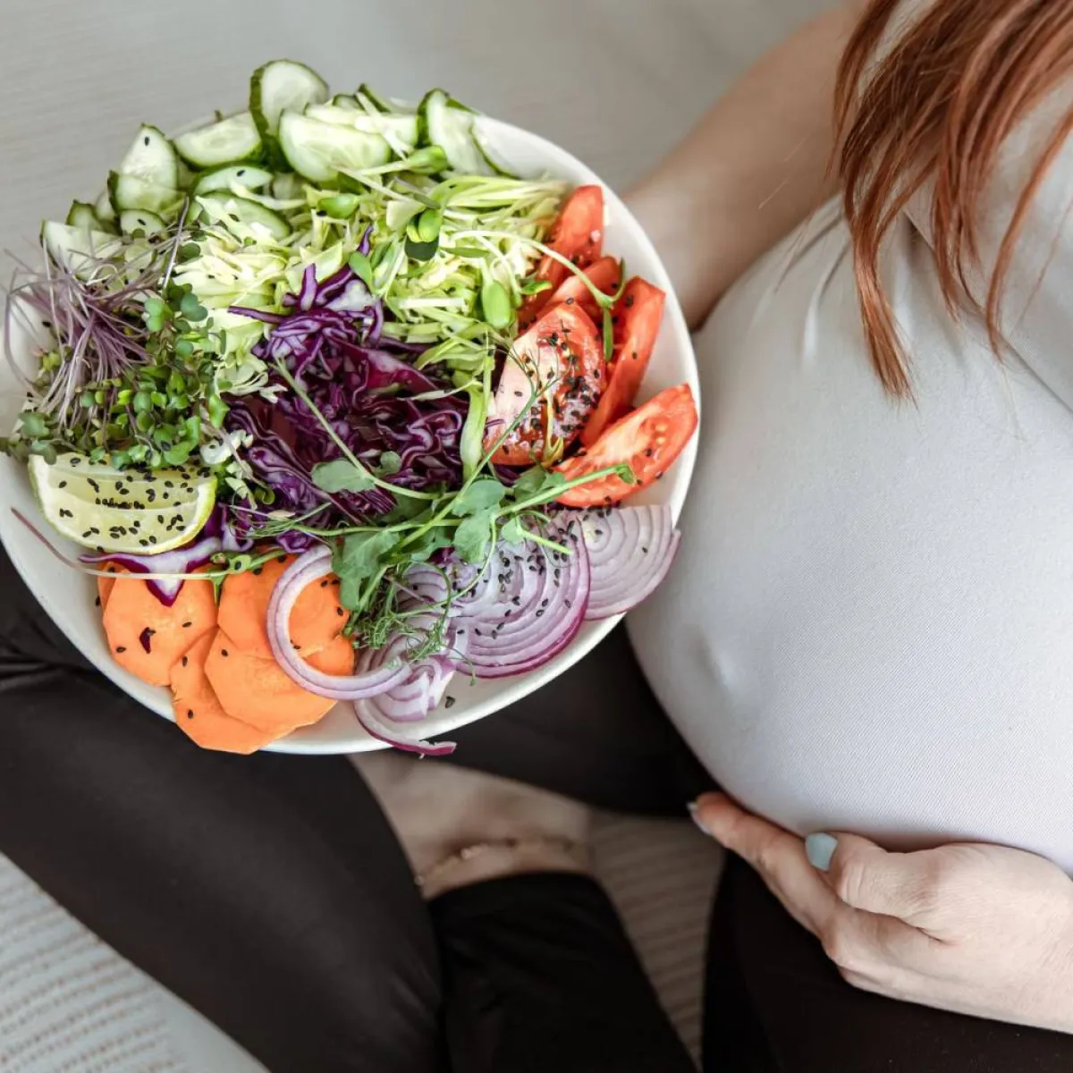 صورة لطبق يحوي فيتامينات للحامل