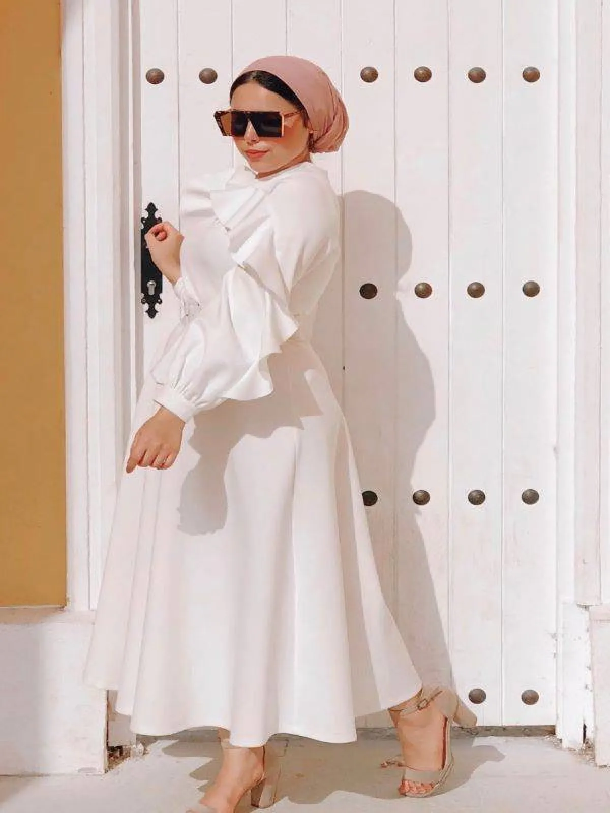 مي محمد بفستان ابيض ناعم