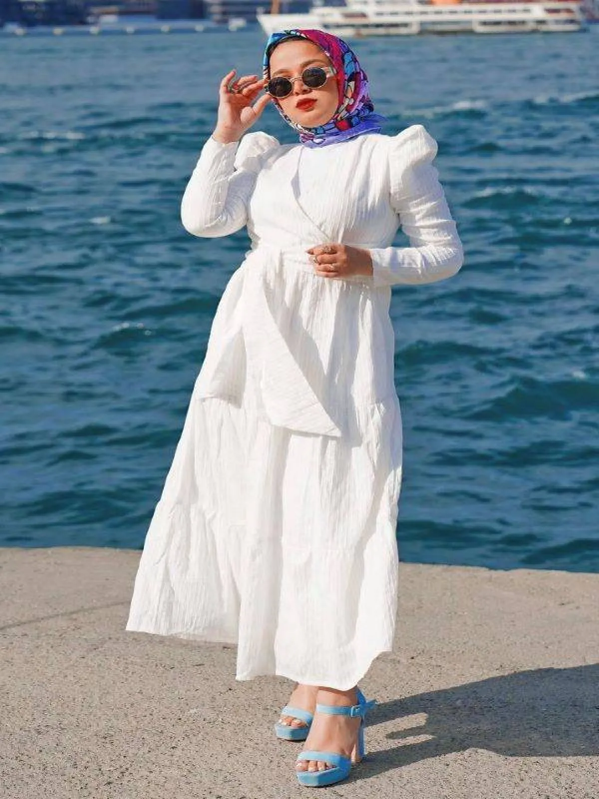 بطوطة نصر بفستان بخصر ضيق