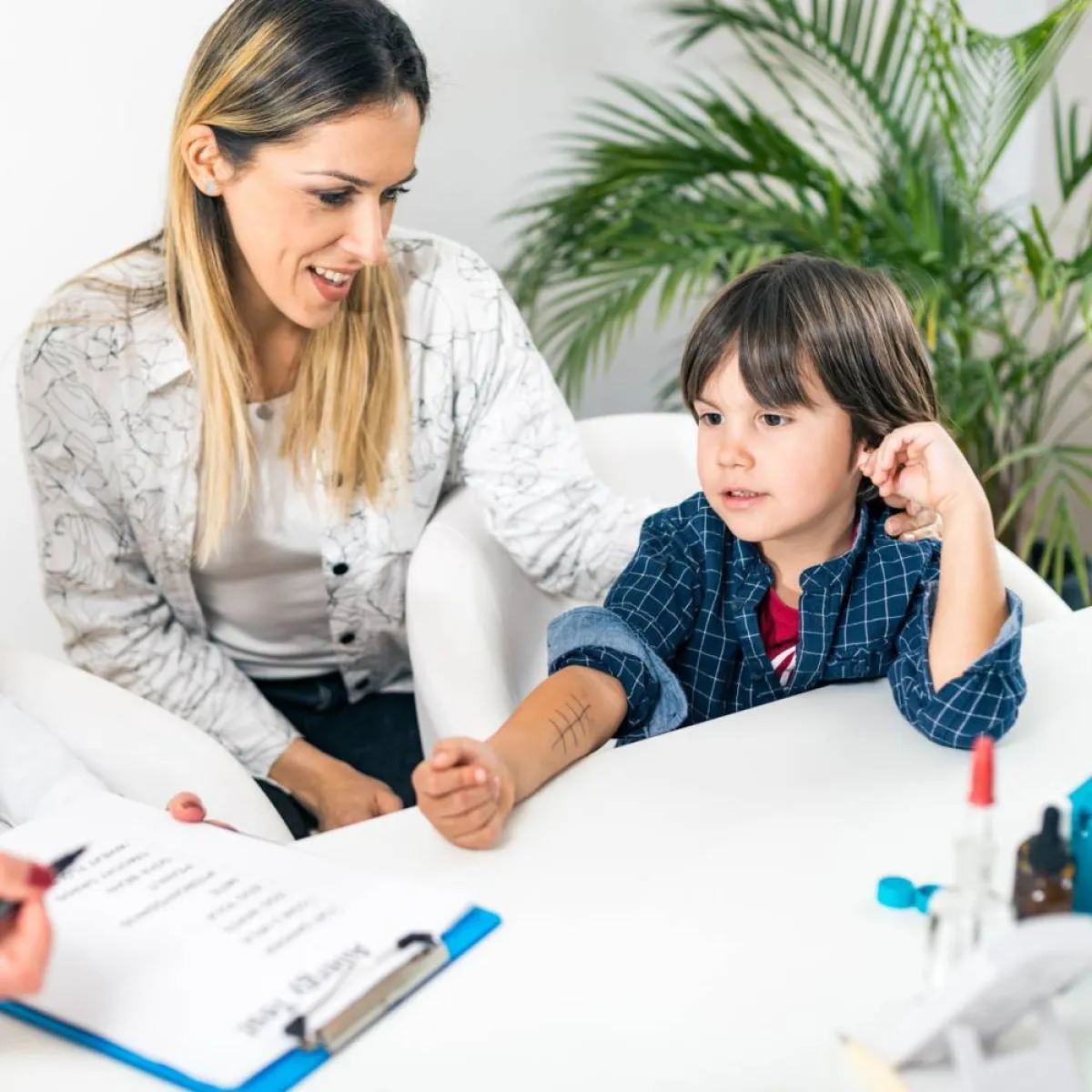 صورة لطفل أمام الطبيبة