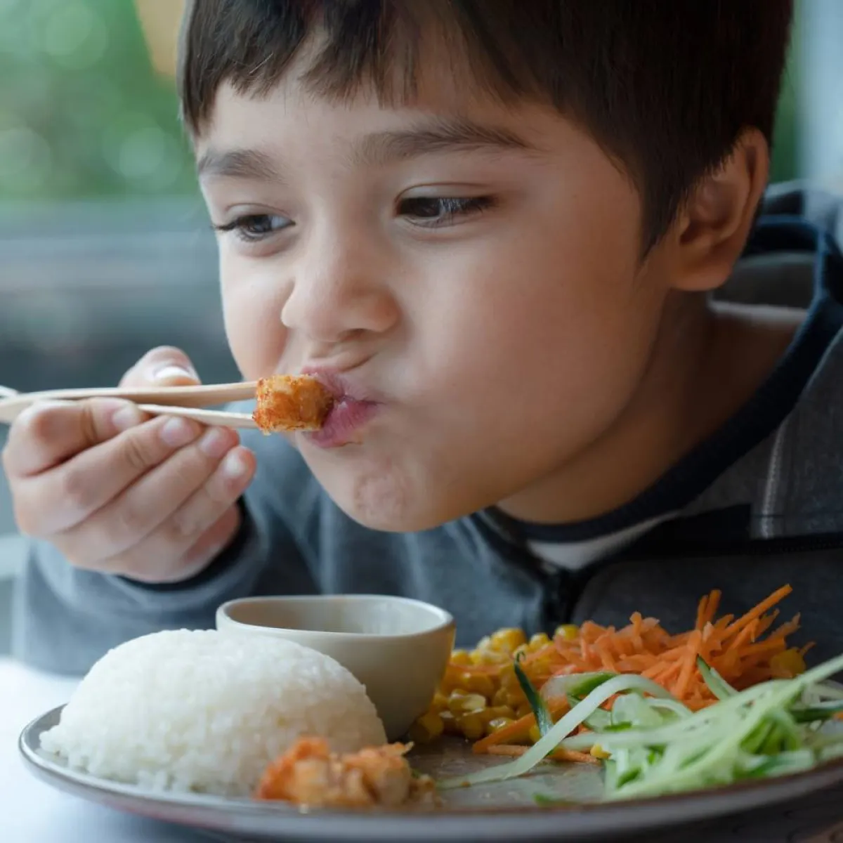 صورة لطفل يأكل