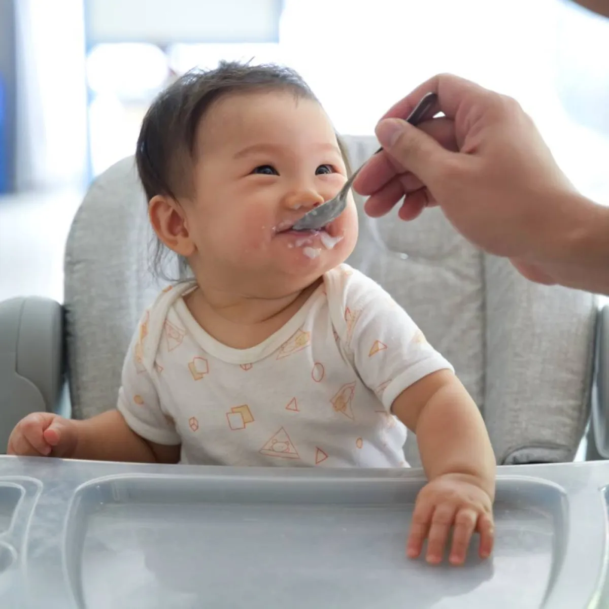 صورة لطفل يأكل