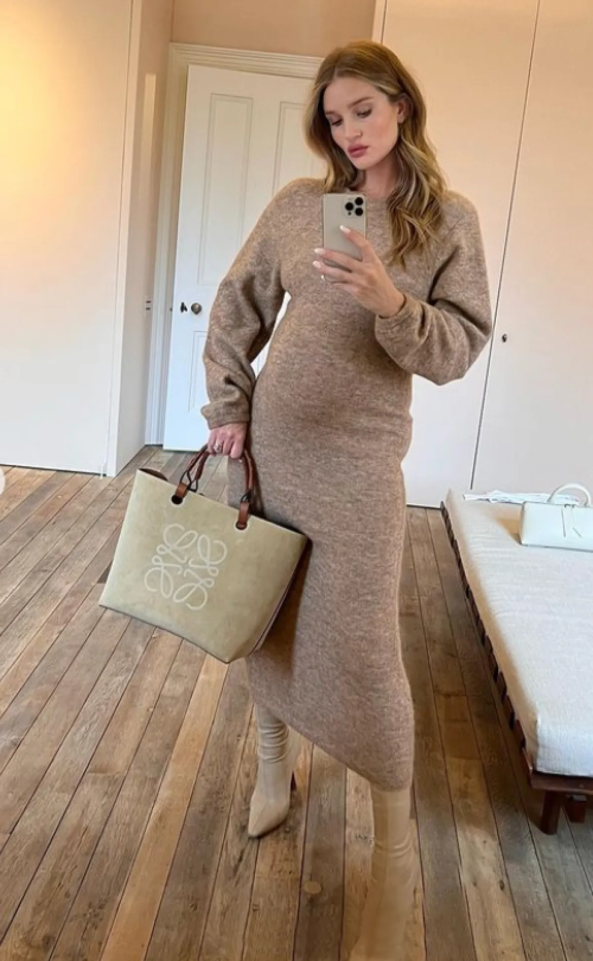 روزي هنتغتون وايتلي ترتدي الفستان الصوفي الخردلي مع الجزمة العالية