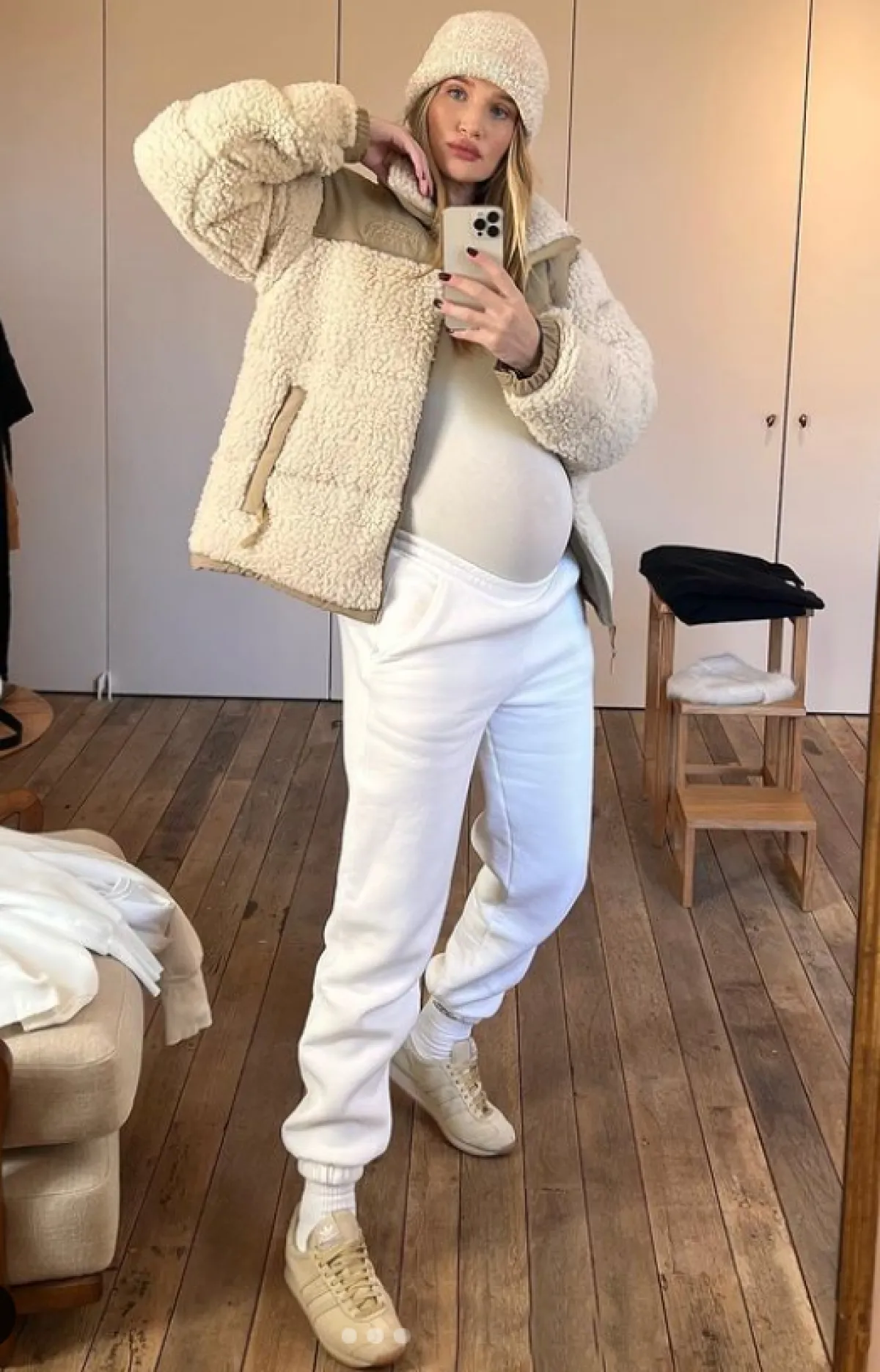 روزي هنتغتون وايتلي ترندي لسروال الرياضي الأبيض مع سترة بيج