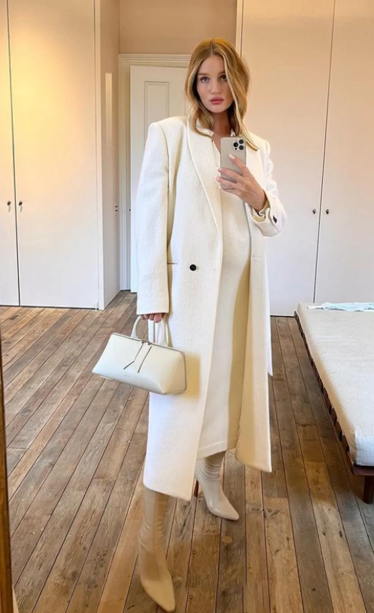 روزي هنتغتون وايتلي ترتدي المعطف البيج من لكشمير 