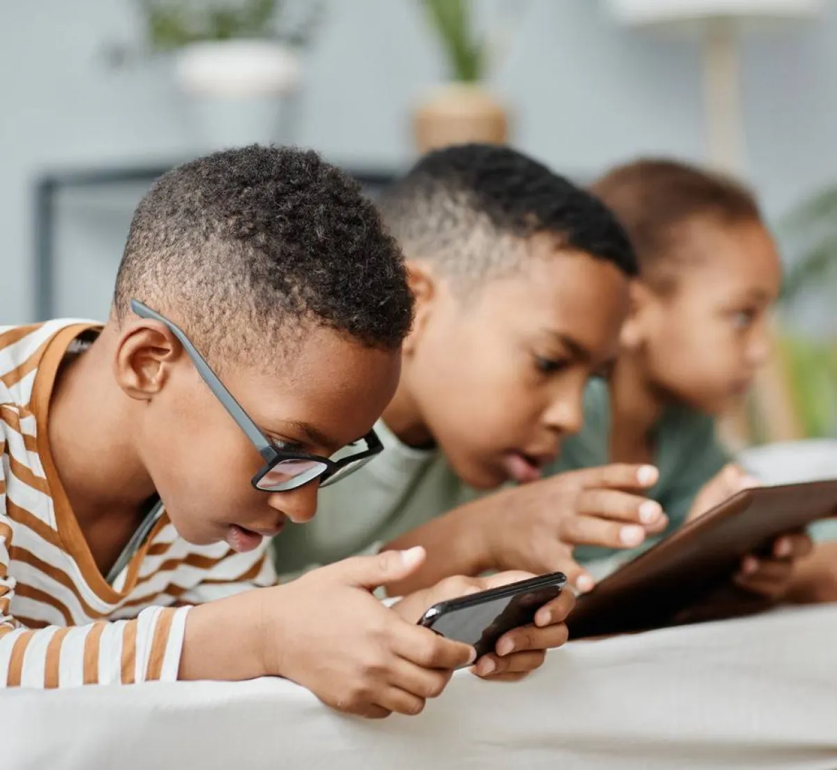 صورة لأطفال يمارسون ألعاب الفيديو