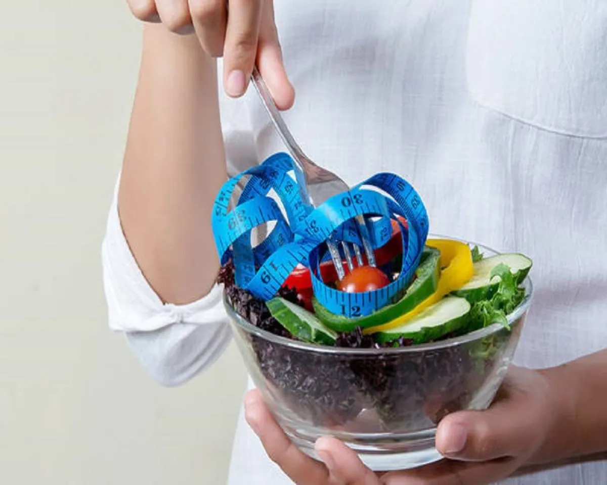 صورة لحامل تتناول السلطة