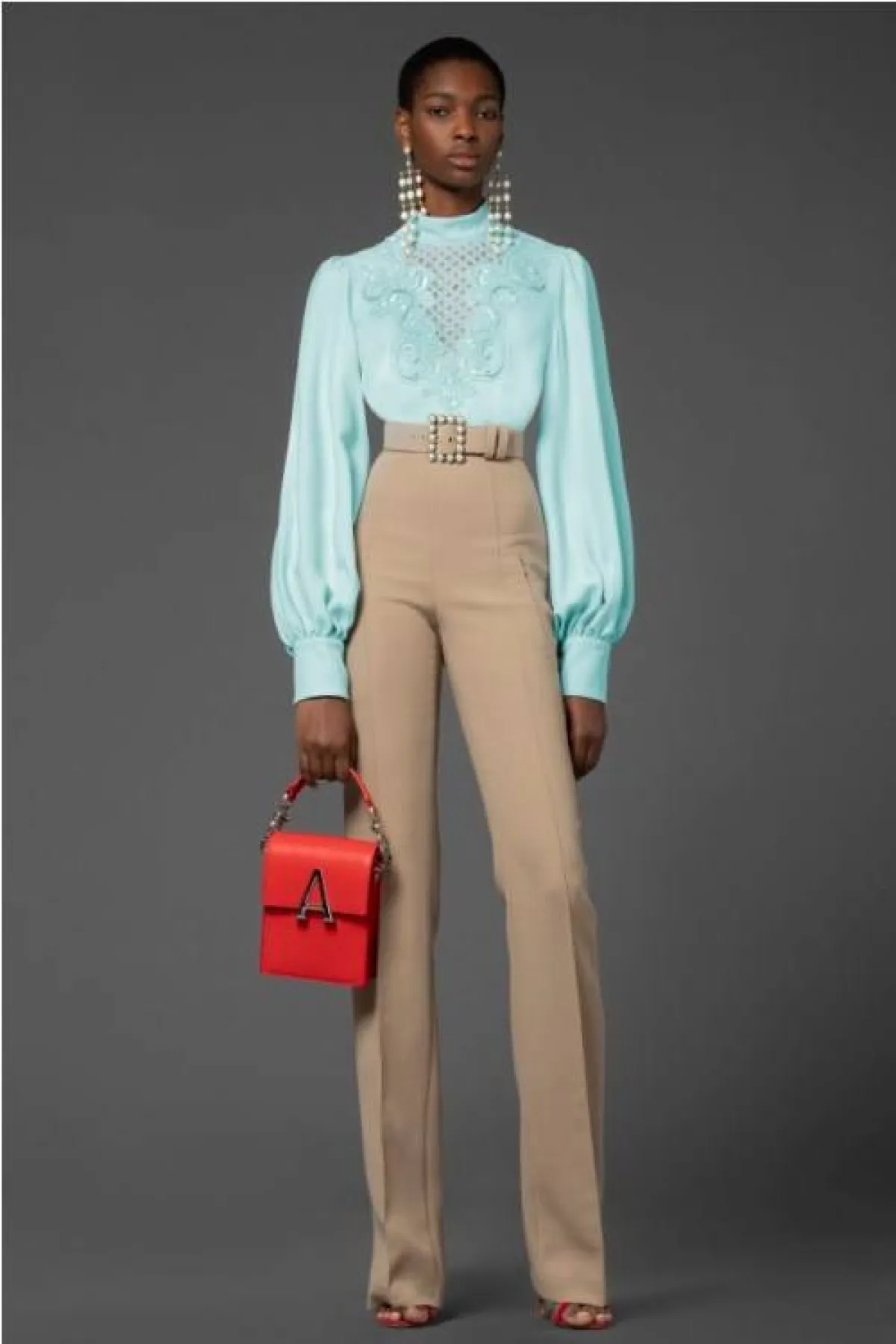 إطلالة باللون البيج مع الأخضر من اندرو جي إن  Andrew GN