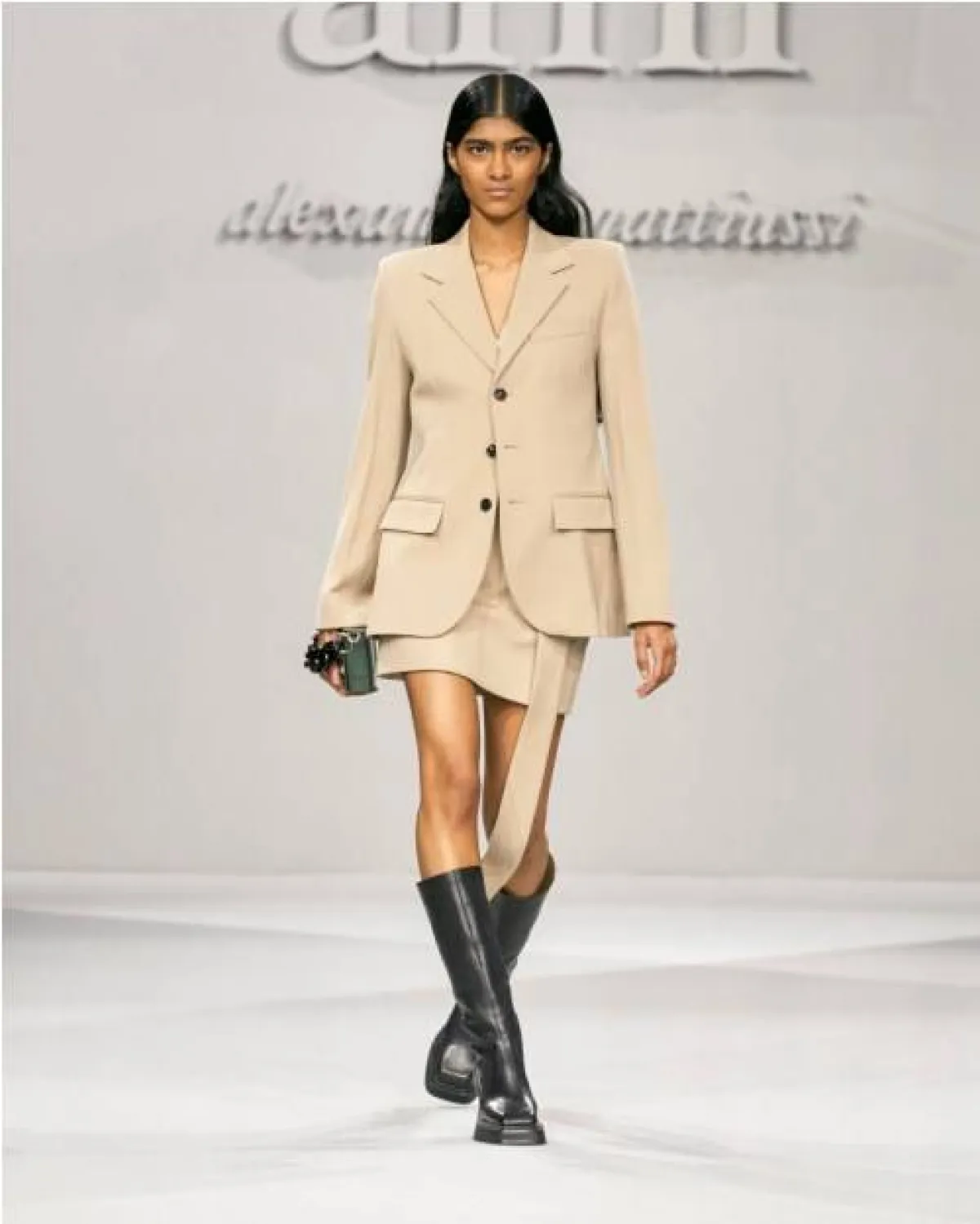 إطلالة موحّدة باللون البيج من آمي ألكساندر ماتيوسي  Ami Alexandre Mattiussi