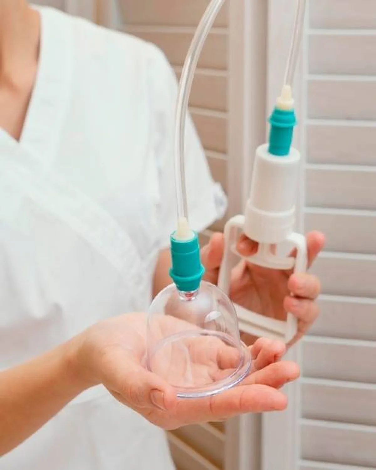 تزيد الحجامة من الدورة الدموية في المنطقة التي توضع فيها الأكواب مما يحسن تدفق الدم