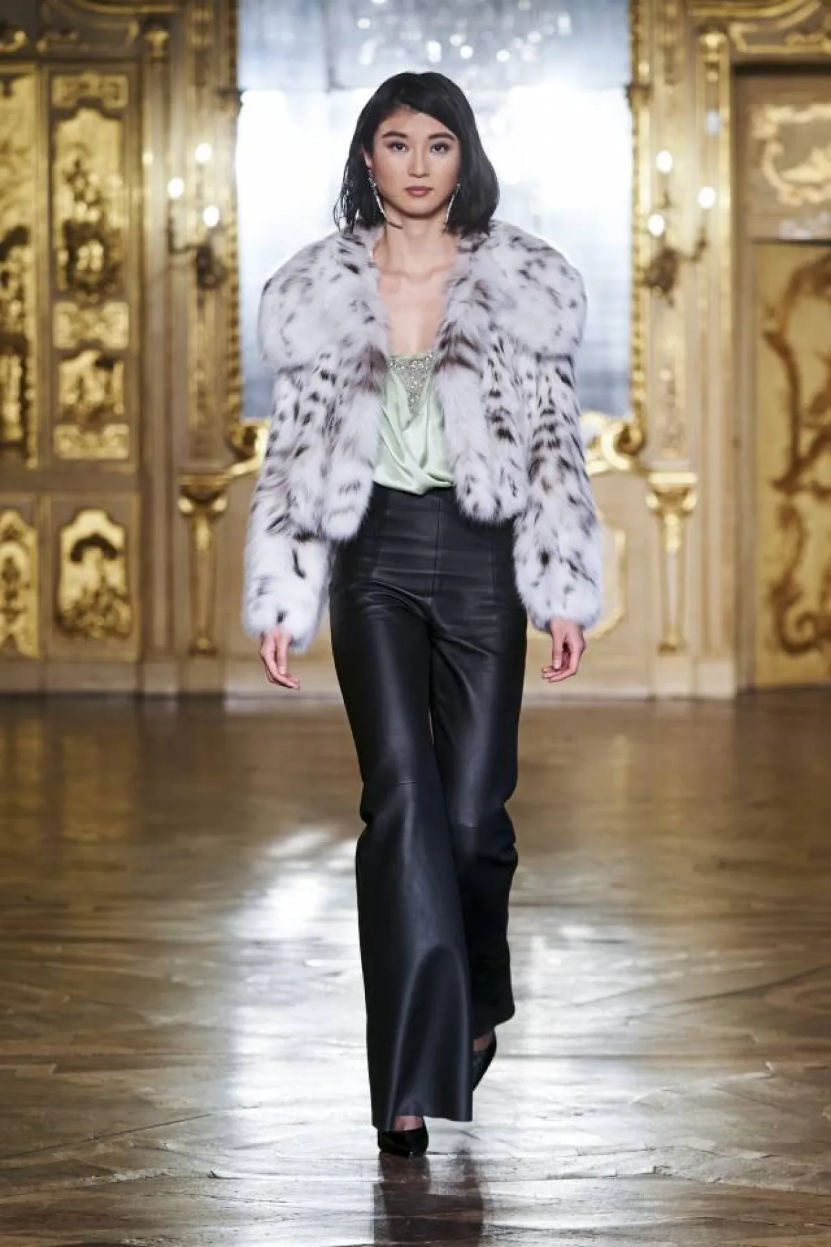 بنطلون جلد واسع أسود مع معطف فرو قصير بطبعات الحيوانات