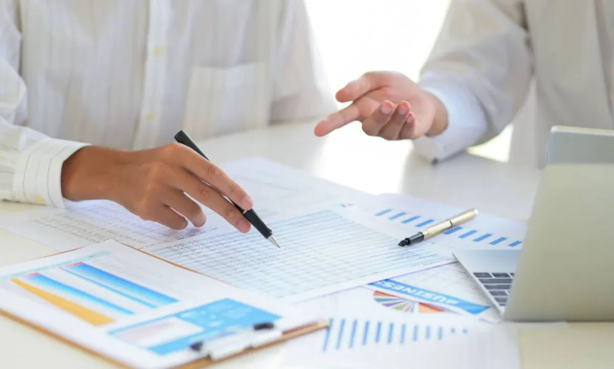 على صاحب المشروع أن يُقيّم أداء الموظفين والمدراء ورؤساء الأقسام  