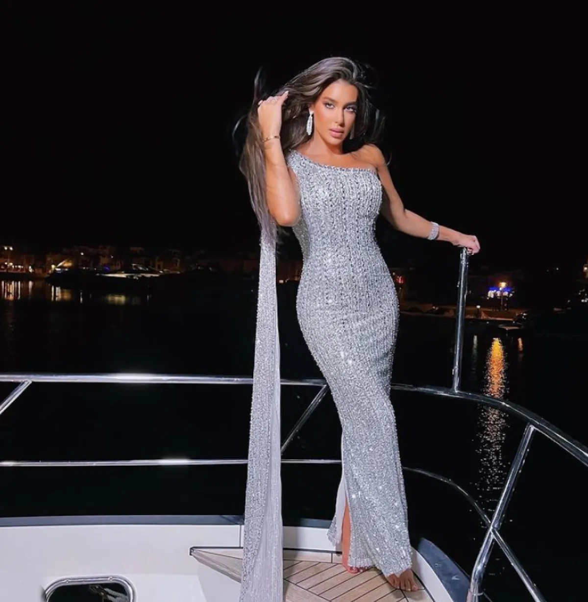 ياسمين صبري ترتدي الفضي