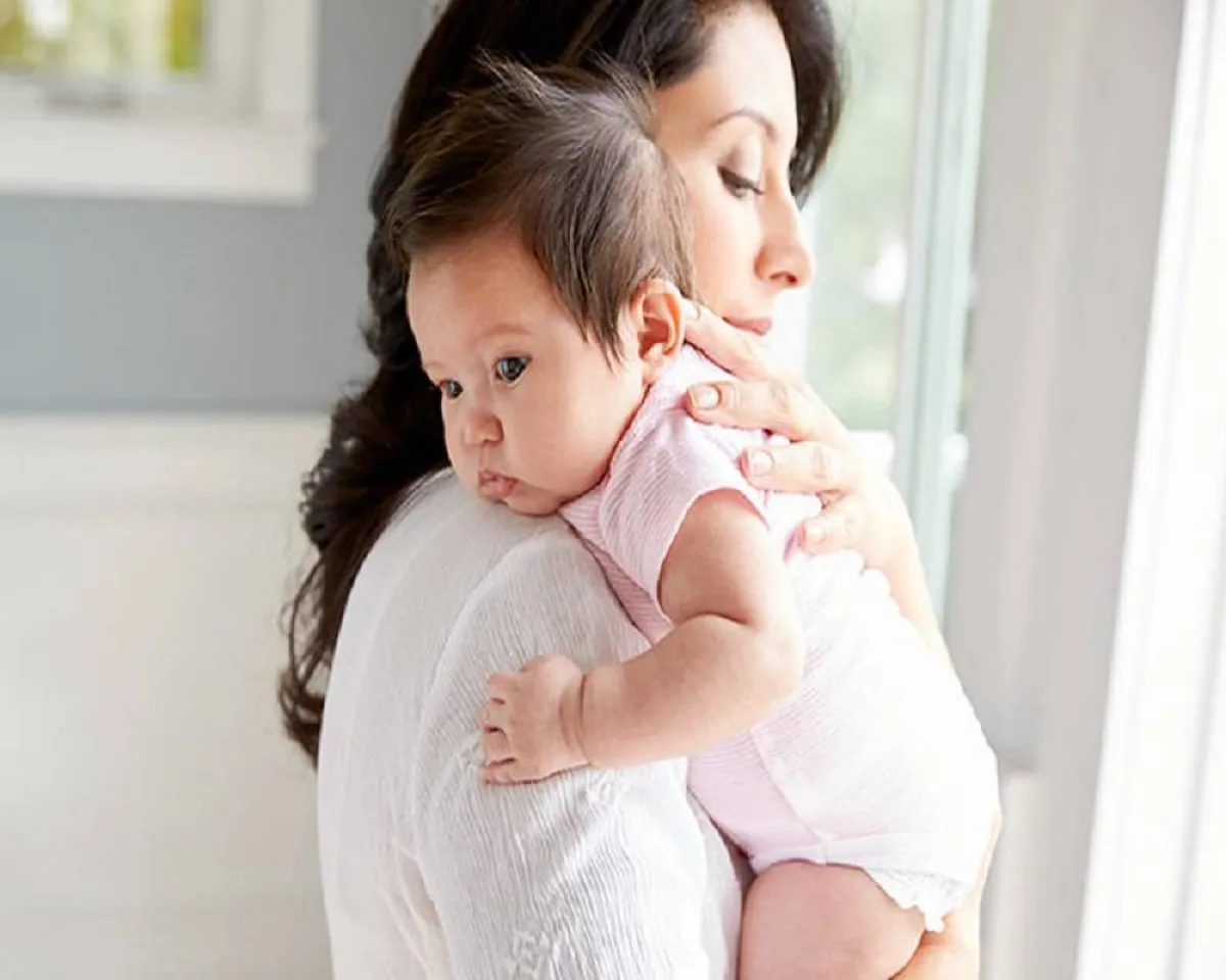 صورة لأم تحمل طفلها