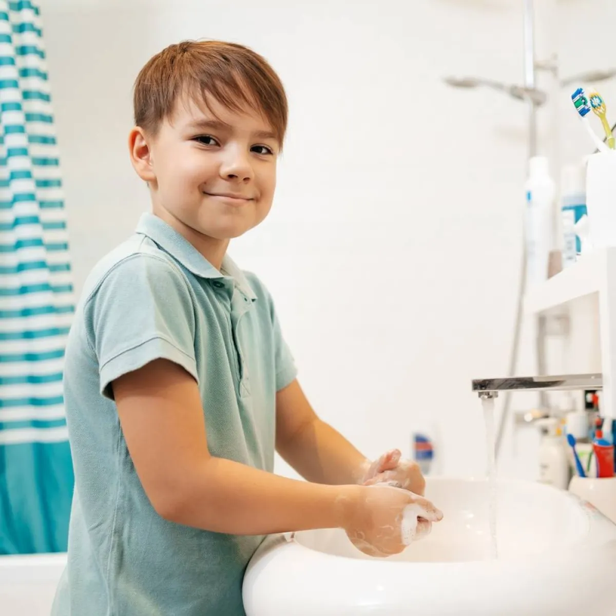 صورة لطفل يغسل يديه