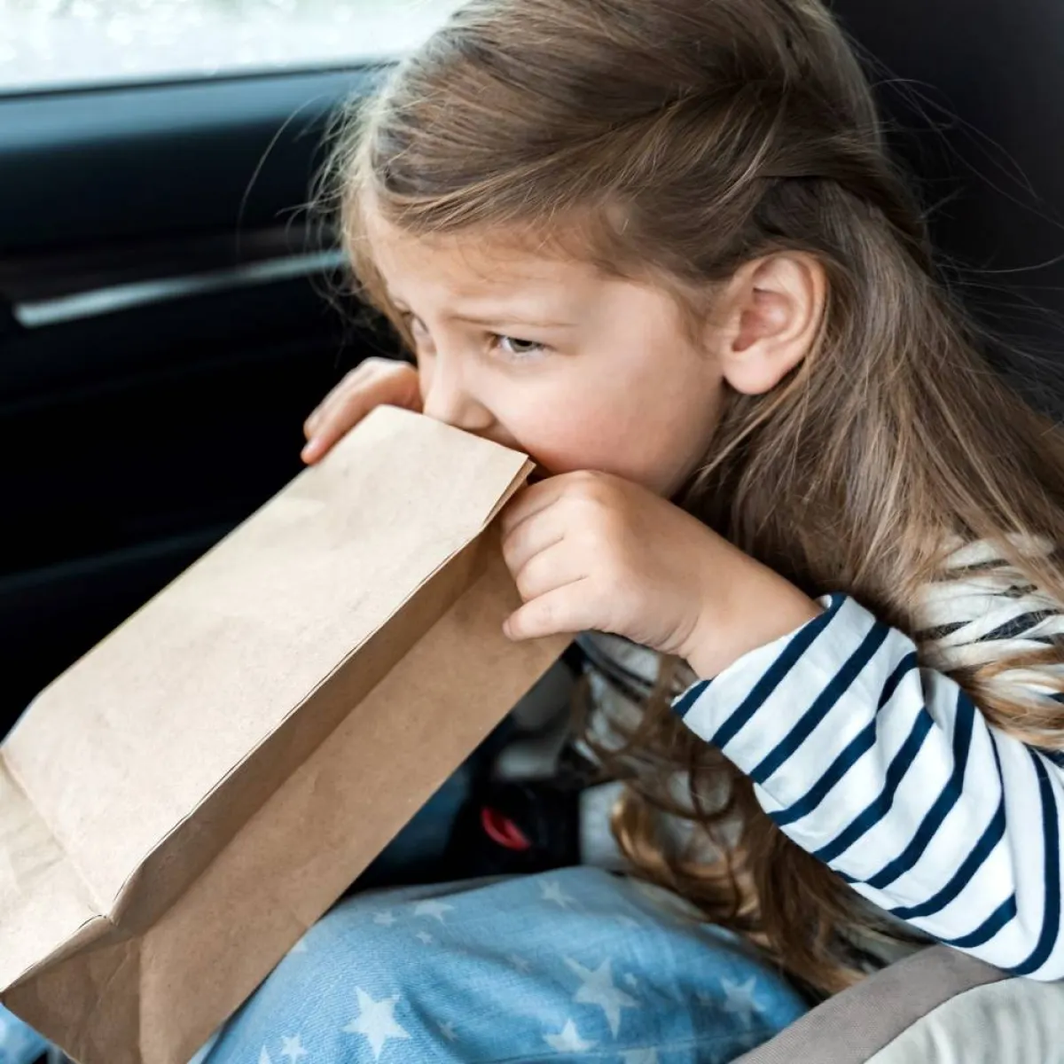 صورة لطفلة تتقيأ