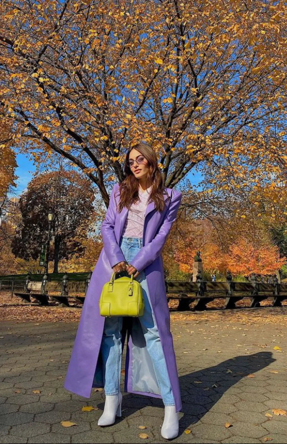 كارن وازن تنتعل الجزمة البيضاء 