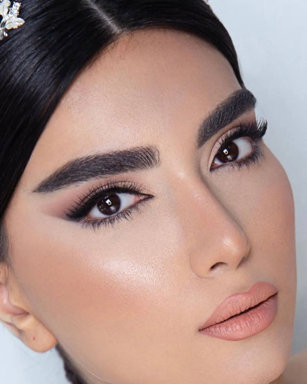 مكياج خطوبة ناعم بدرجات النيود مع سموكي خفيف