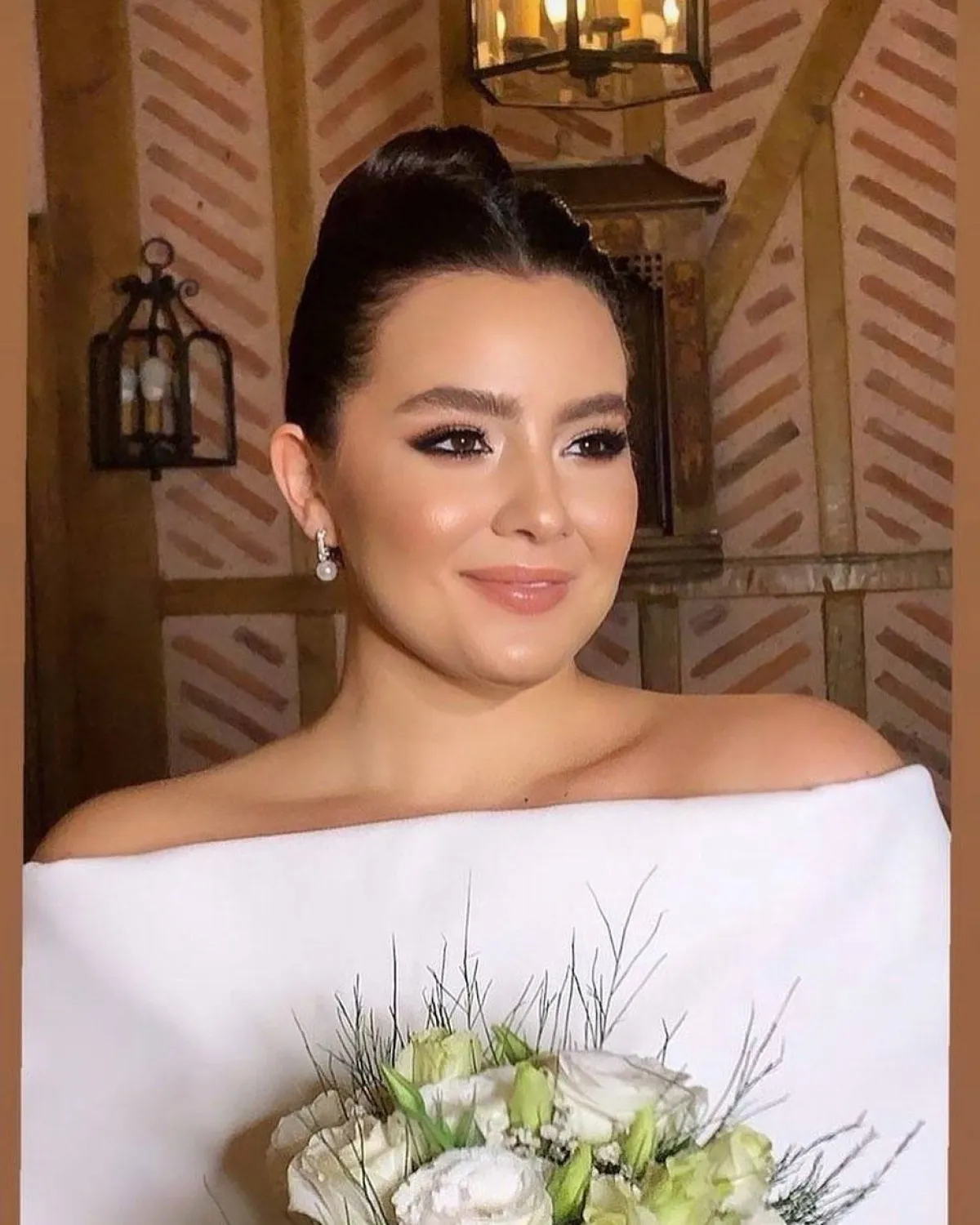 مكياج خطوبة ناعم بدرجات اللون الوردي 