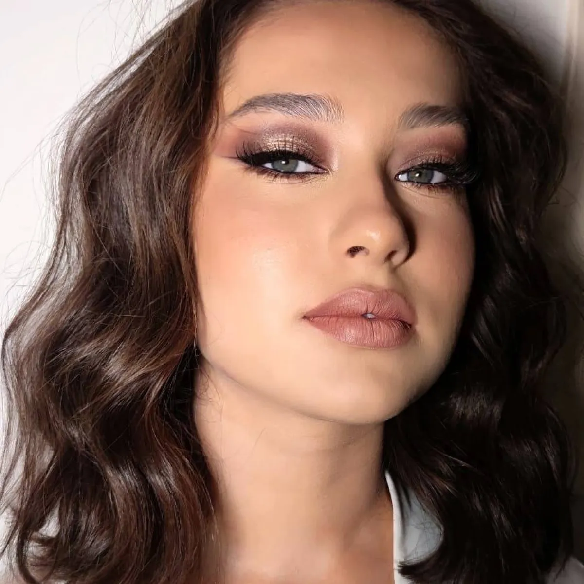 مكياج خطوبة ناعم بدرجات اللون البني مع جليتر ذهبي 