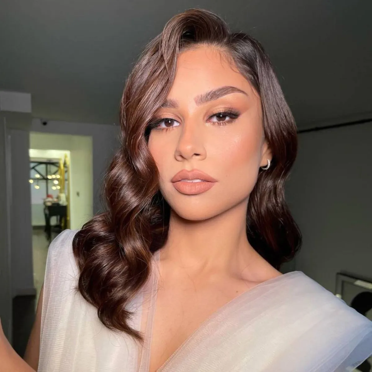 مكياج خطوبة ناعم بدرجات اللون المشمشي الفاتح 