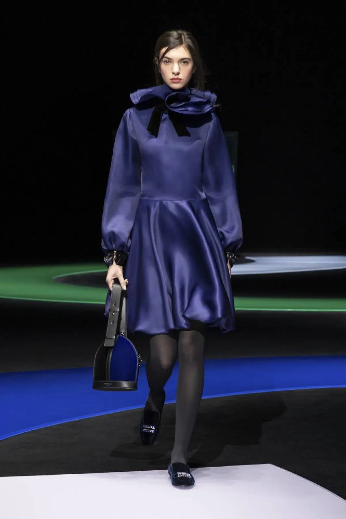 فستان قصير باللون البنفسجي من إمبيوريو أرماني Emporio Armani  