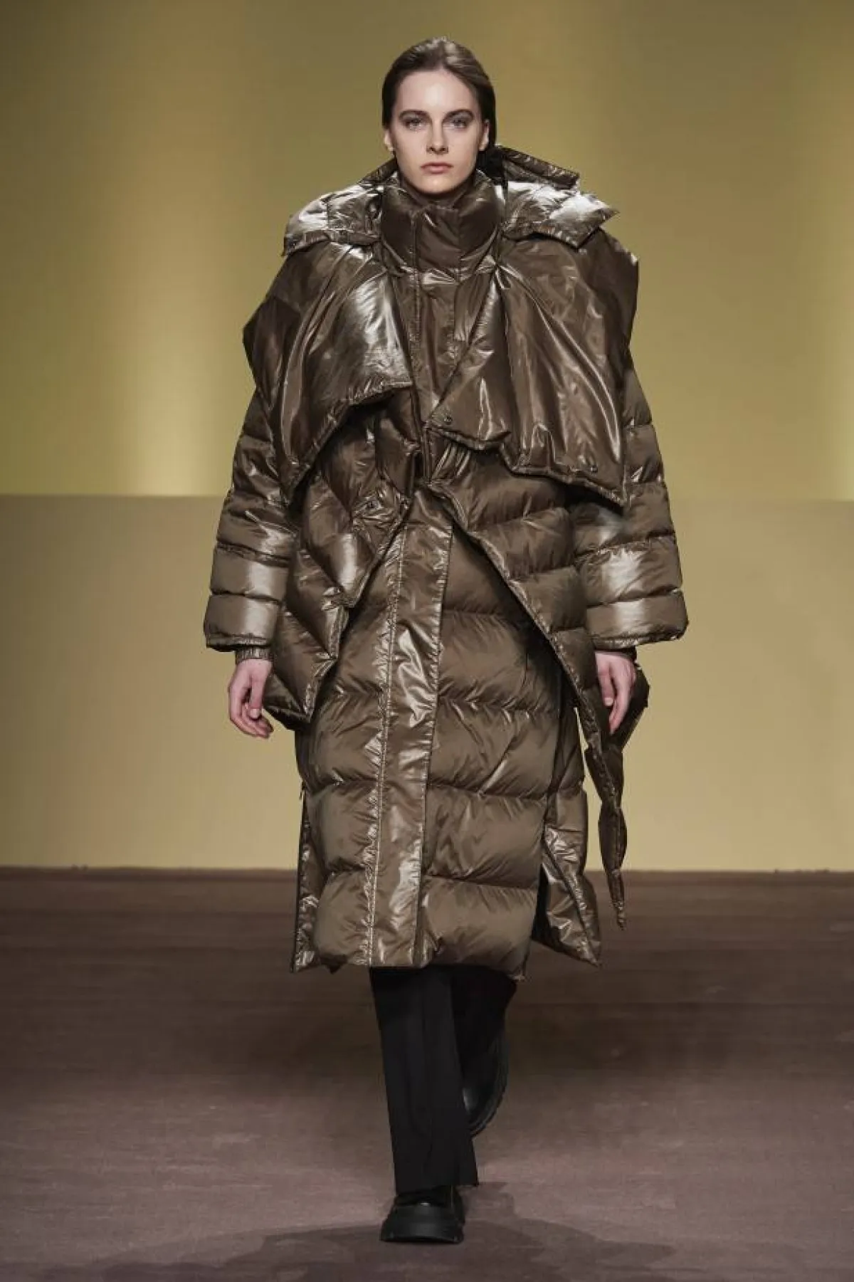 معطف بني ضخم بتصميم ميدي من بودابيست سيليكت Budapest Select