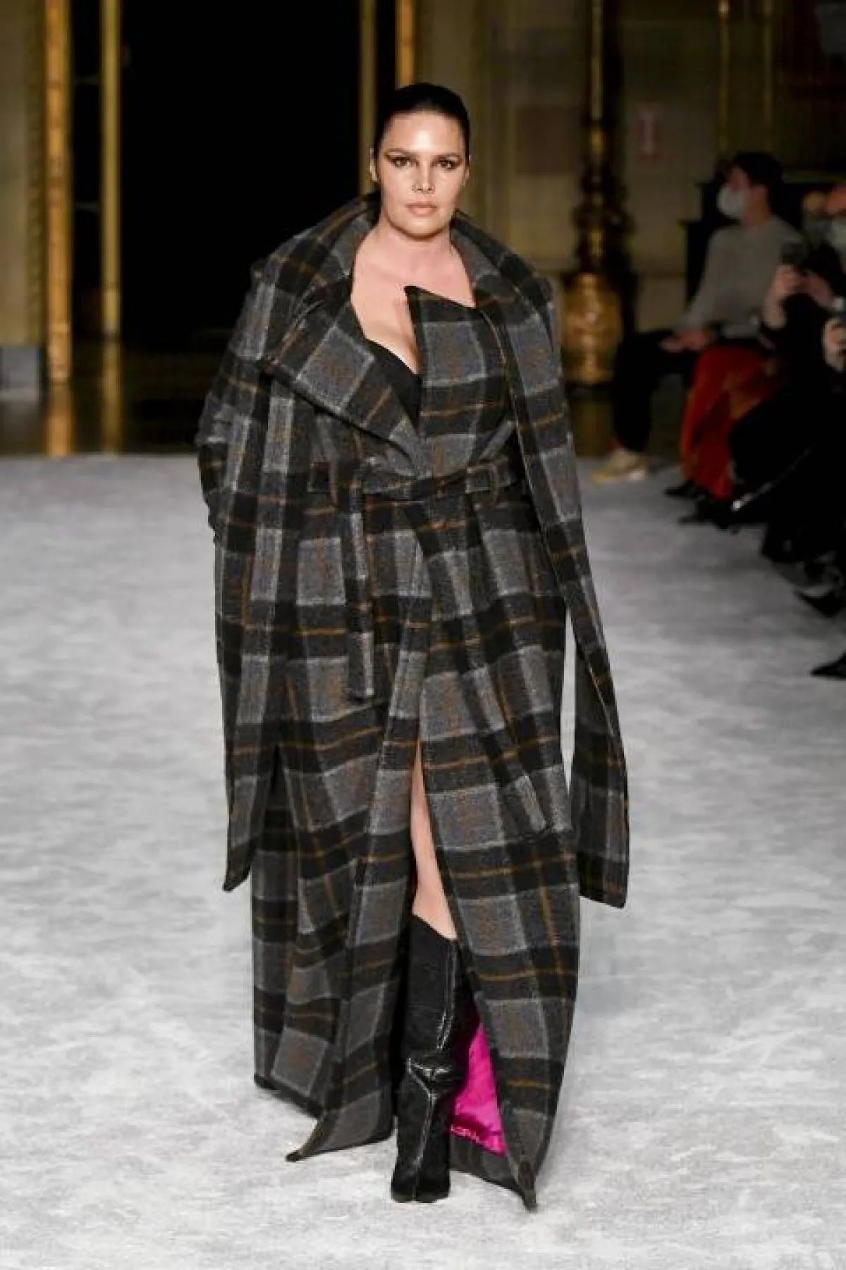 معطف كاروهات باللونين الأسود والرمادي بتصميم طويل وياقة سكارف من كريستيان سيريانو  Christian Siriano