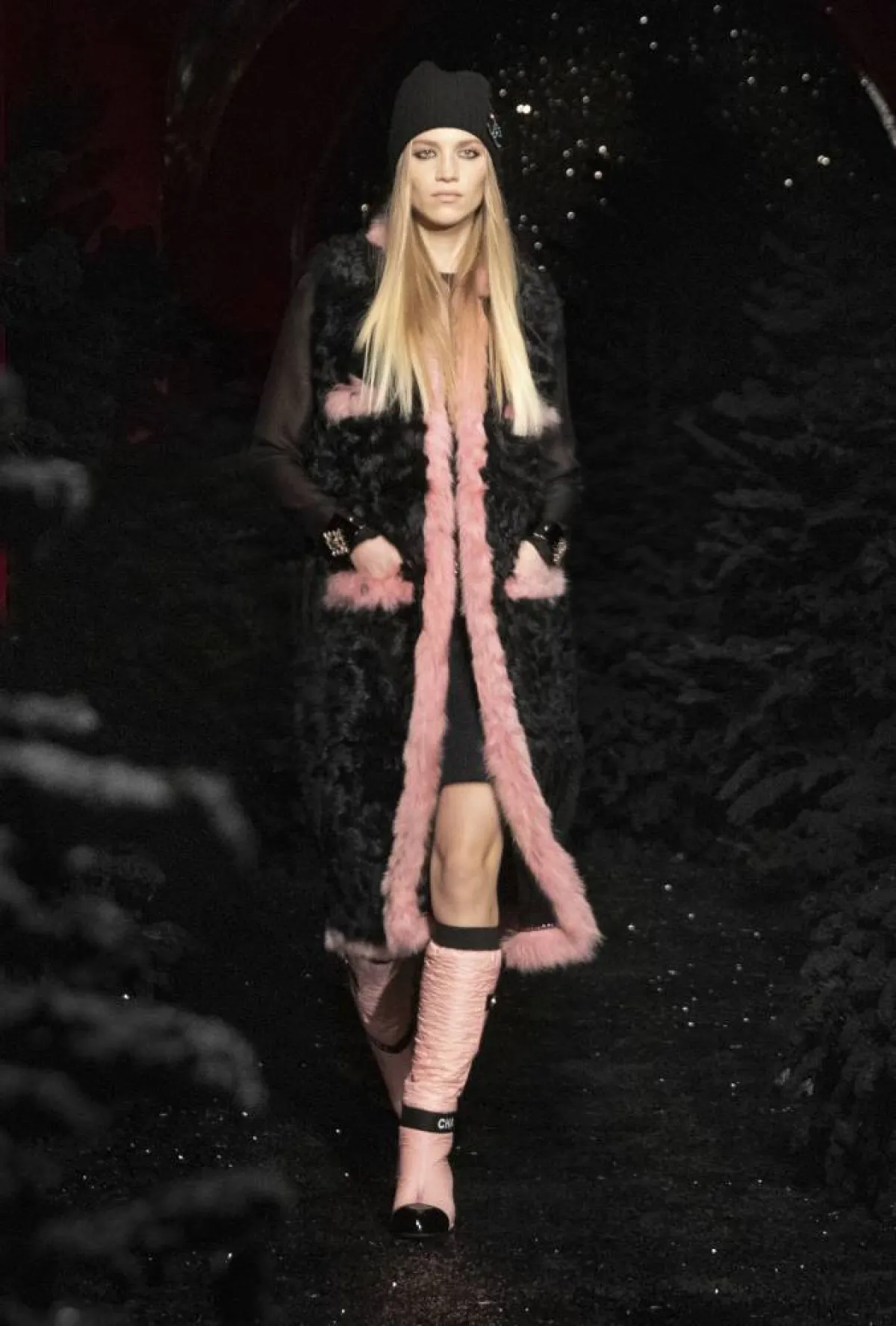 معطف فرو طويل من شانيل Chanel  