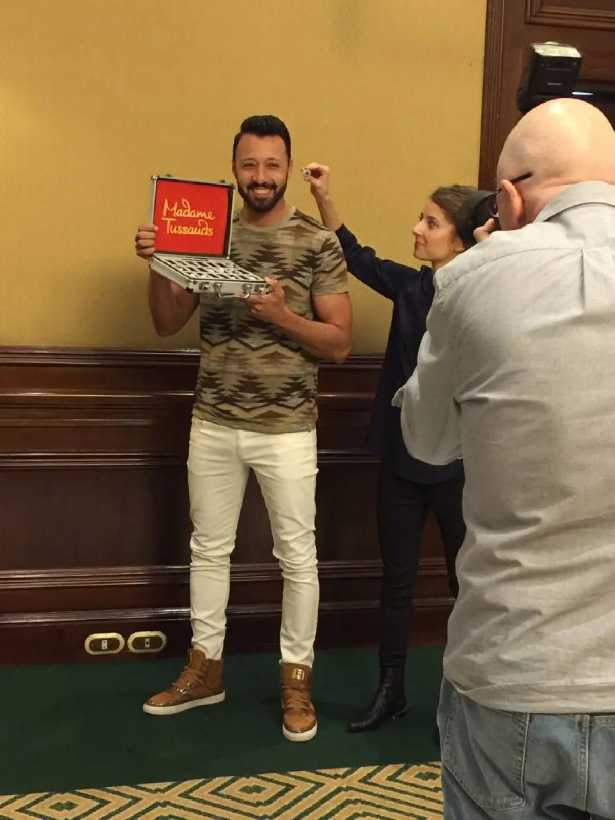 أحمد فهمي يلتقط صوراً استعداداً لوضع تمثاله في متحف مدام توسو دبي - الصورة من المسؤول الإعلامي لفهمي