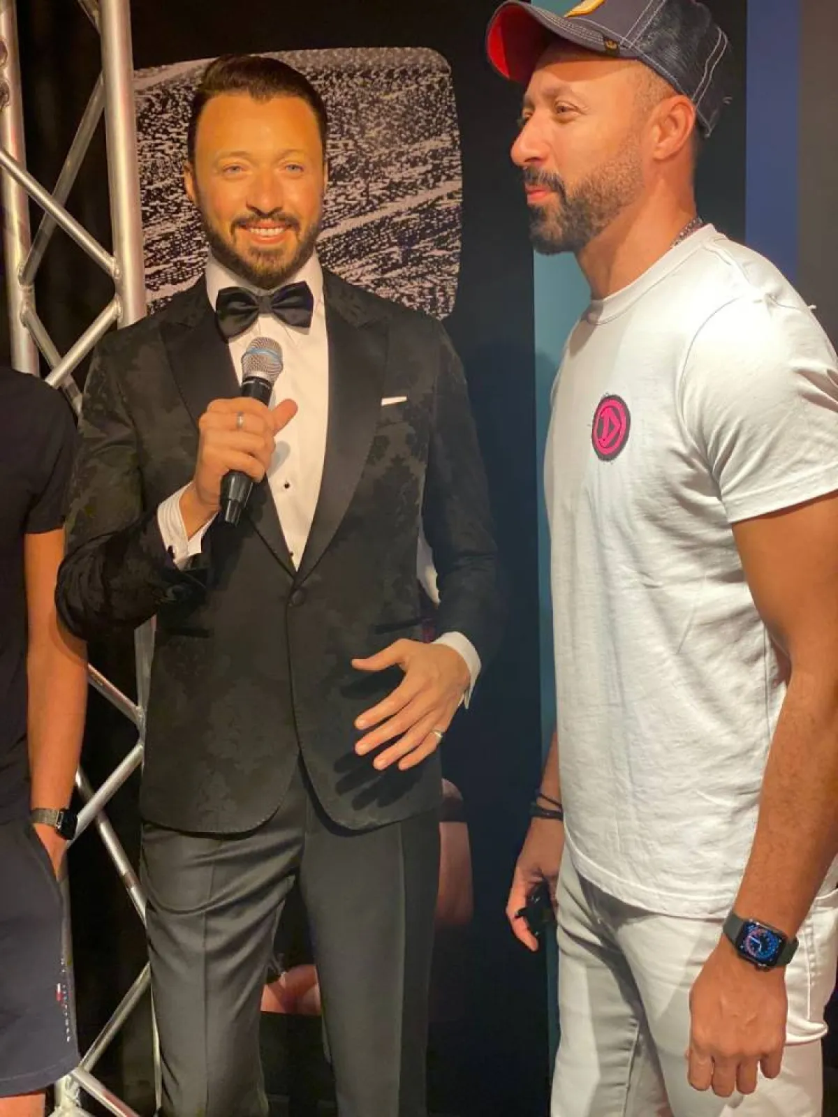 أحمد فهمي بجوار تمثاله في متحف مدام توسو -  الصورة من المسؤول الإعلامي لفهمي