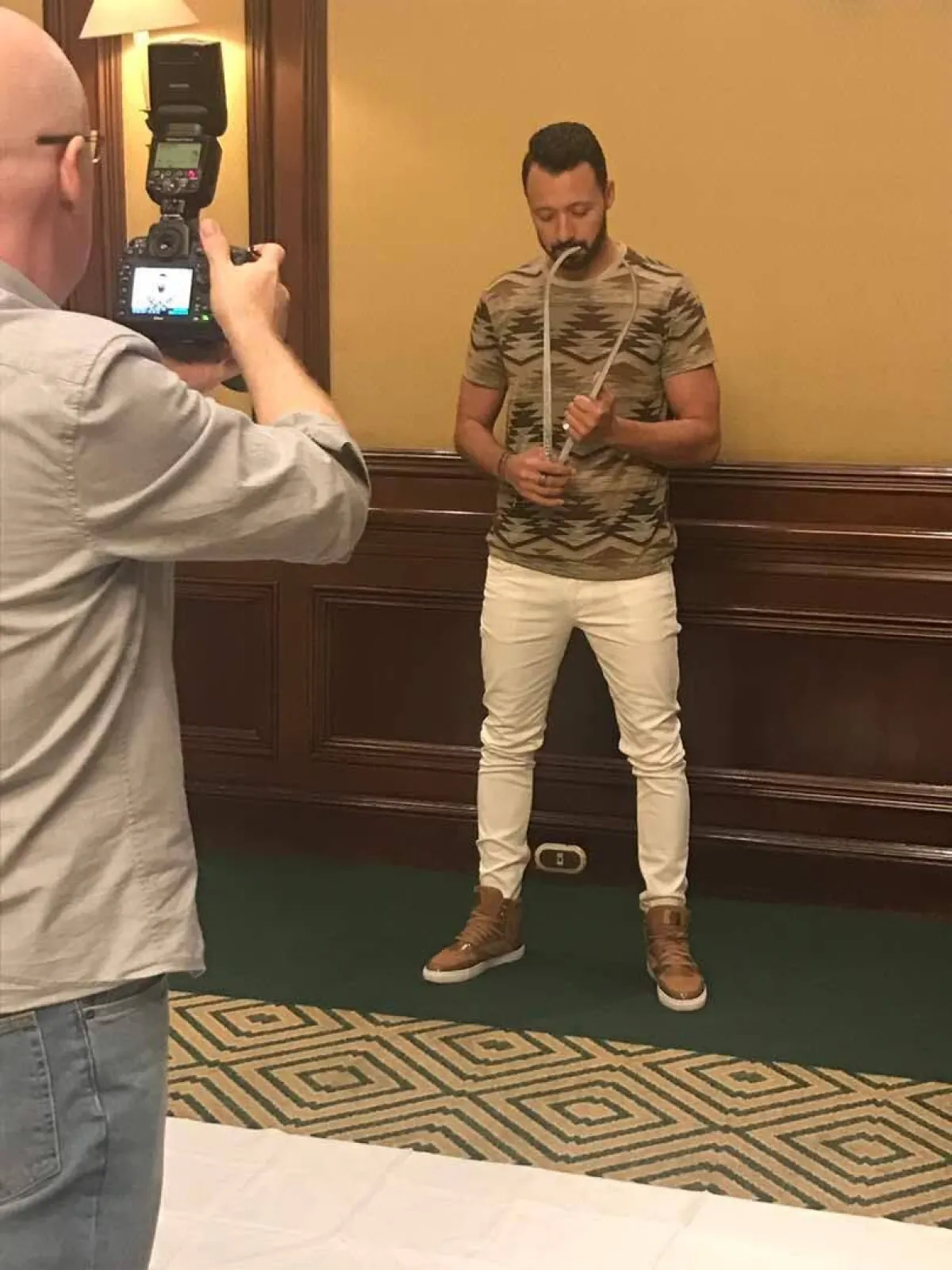 أحمد فهمي خلال أخذ مقاساته لعمل تمثال له - الصورة من المسؤول الإعلامي لفهمي