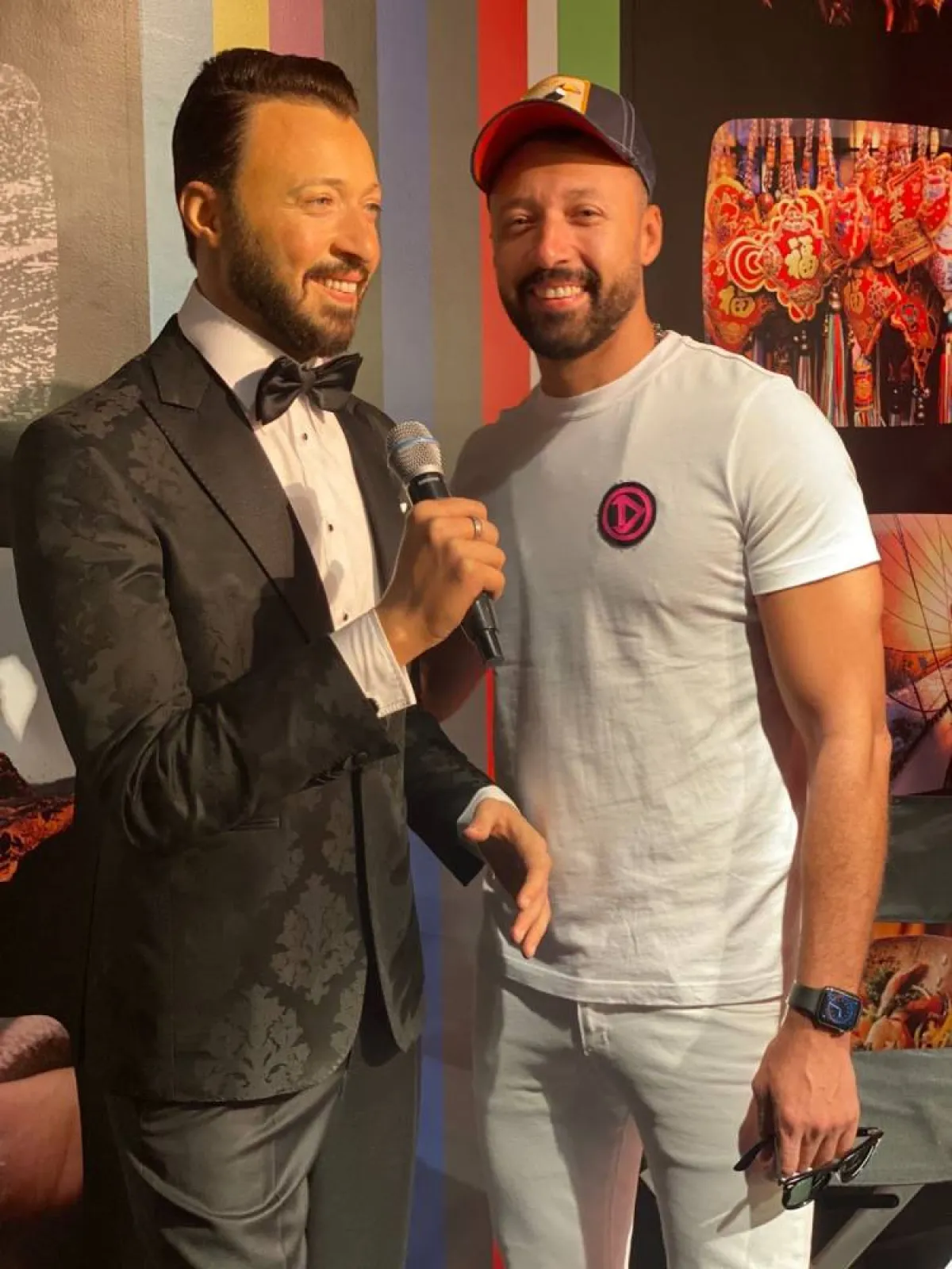 أحمد فهمي بجوار تمثاله في متحف مدام توسو -  الصورة من المسؤول الإعلامي لفهمي