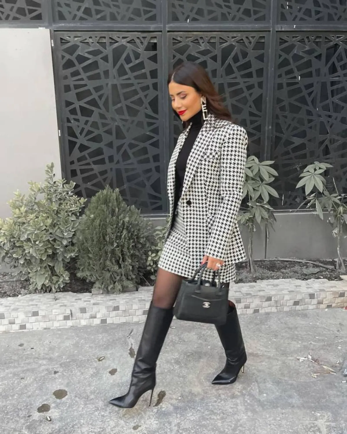 ديما الأسدي بتنورة كاروهات  