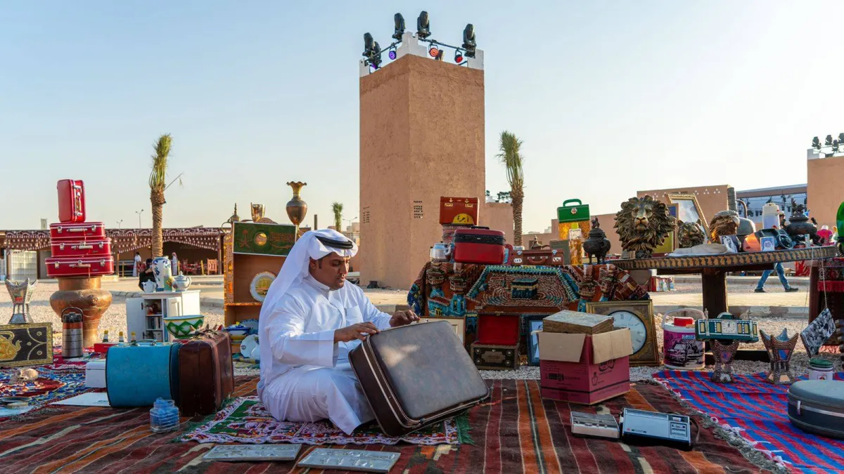 تباع  فيها "الأسطوانات" و"الكاسيت" وأجهزة الراديو والتلفاز