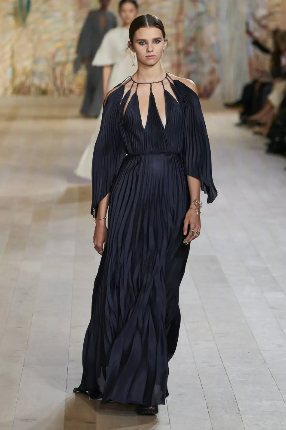 فستان سهرة بأكمام طويلة من كريستيان ديور Christian Dior  