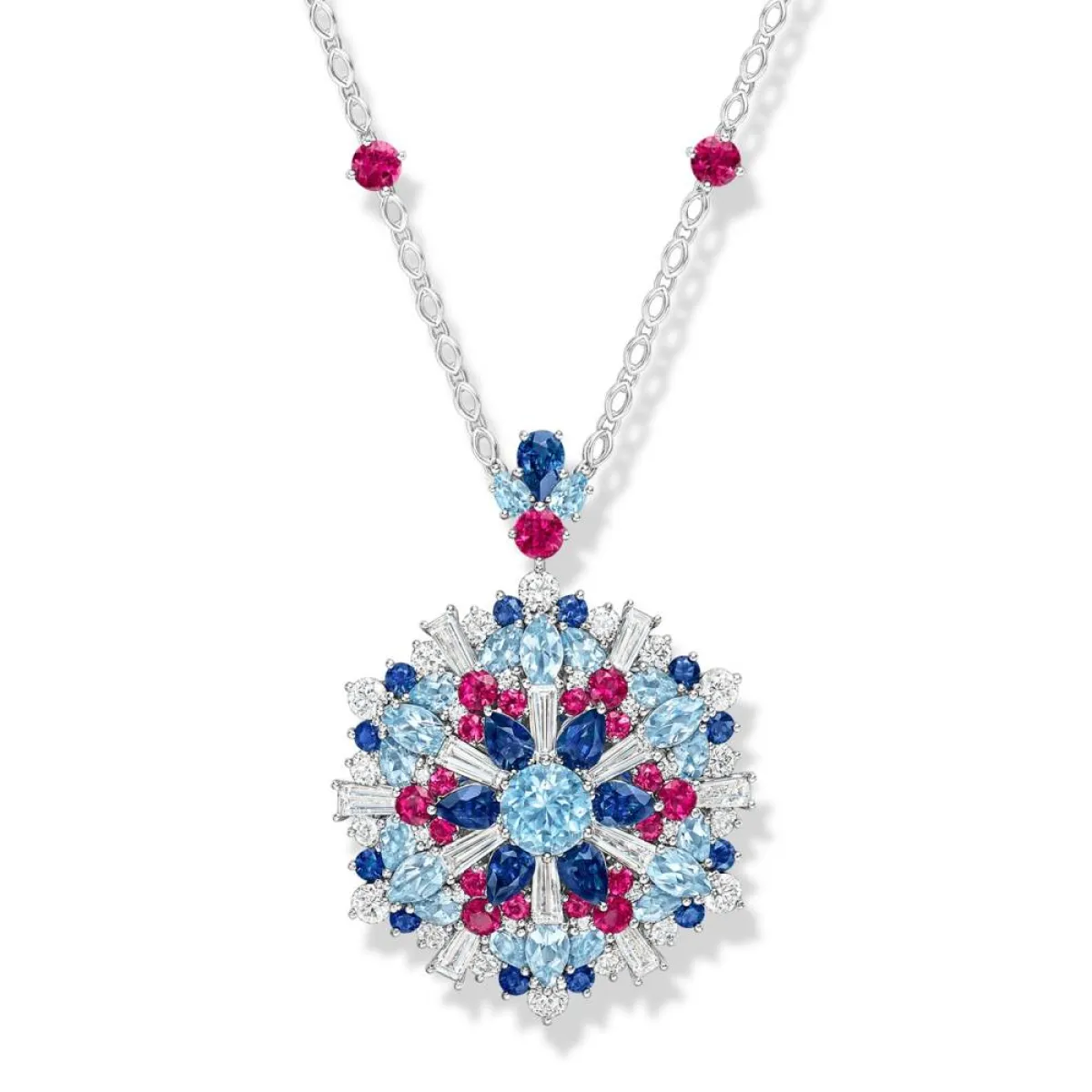 قلادة مرصعة بالياقوت الأزرق من هاري وينستون