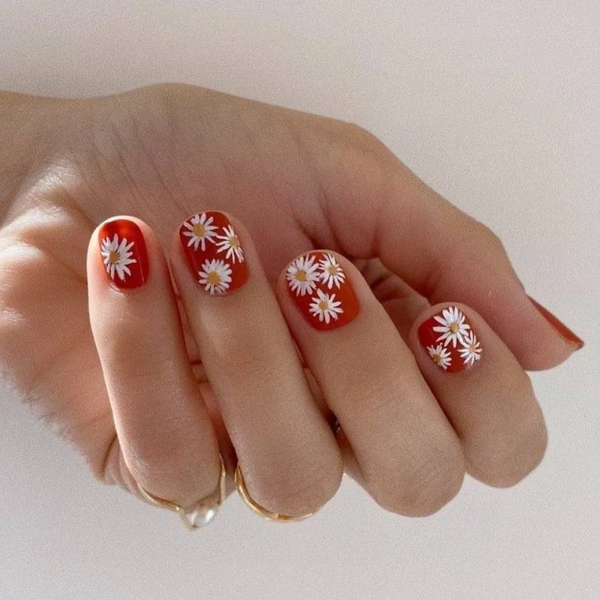 موديلات مناكير باللون الأحمر