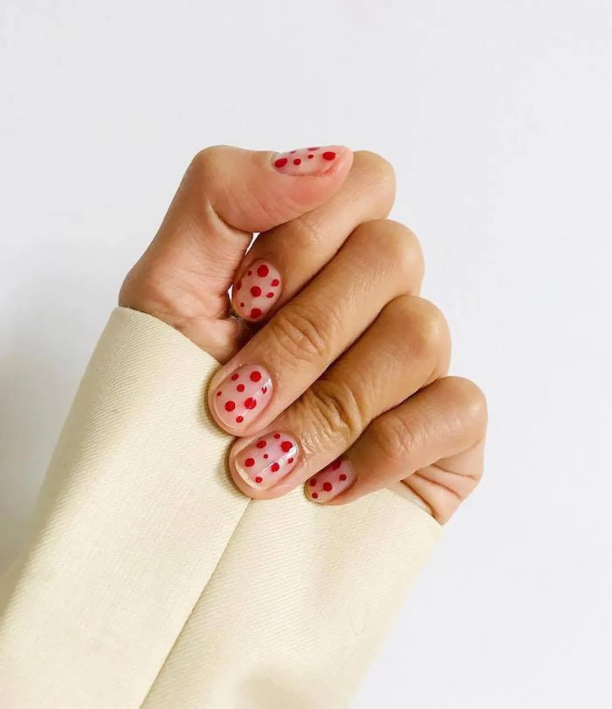 رسومات مناكير باللون الأحمر