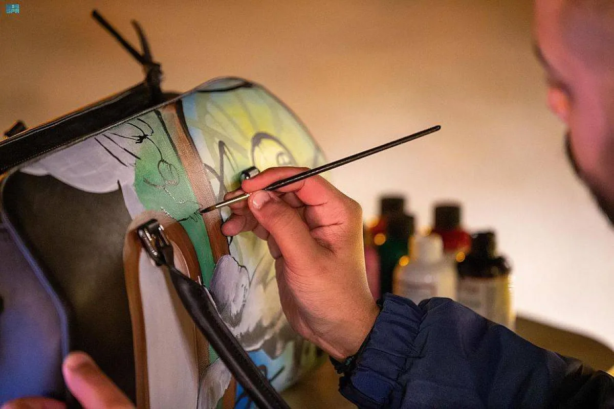 الرسم على الجلود- الصورة من واس