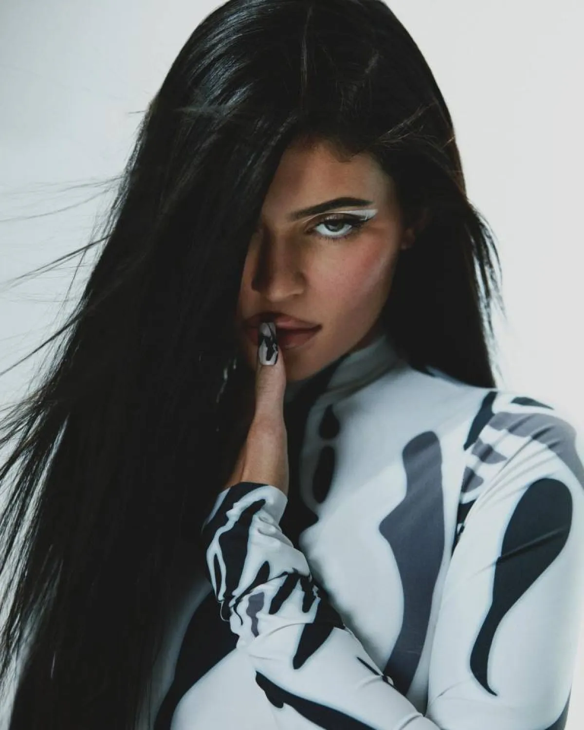 رسمات ايلاينر أبيض رائجة